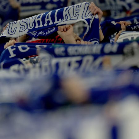 Quatro adeptos do Schalke gravemente feridos após agressões de rivais