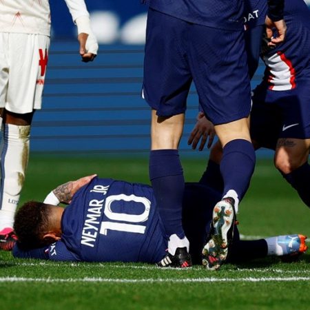 (Vídeo) Soam os alarmes no PSG. Neymar lesiona-se e deixa o relvado em lágrimas