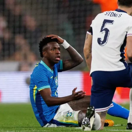 Por que Vinicius se comporta de maneira diferente quando joga pela Seleção Brasileira?