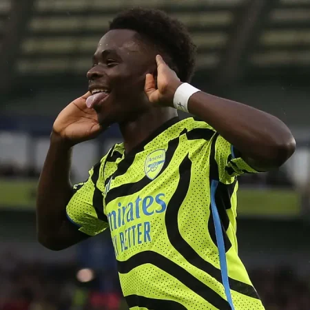 Arsenal vence Brighton (3-0) e volta ao topo